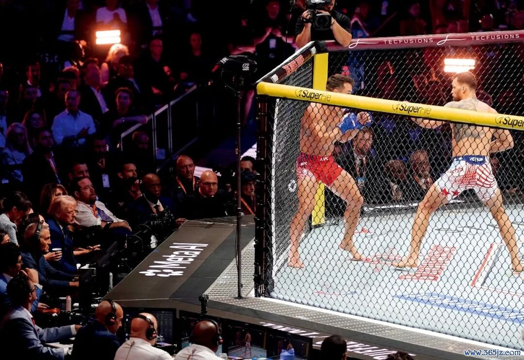 6月14日，好意思国总统特朗普不雅看“UFC Freedom 250”格斗赛事。图/IC